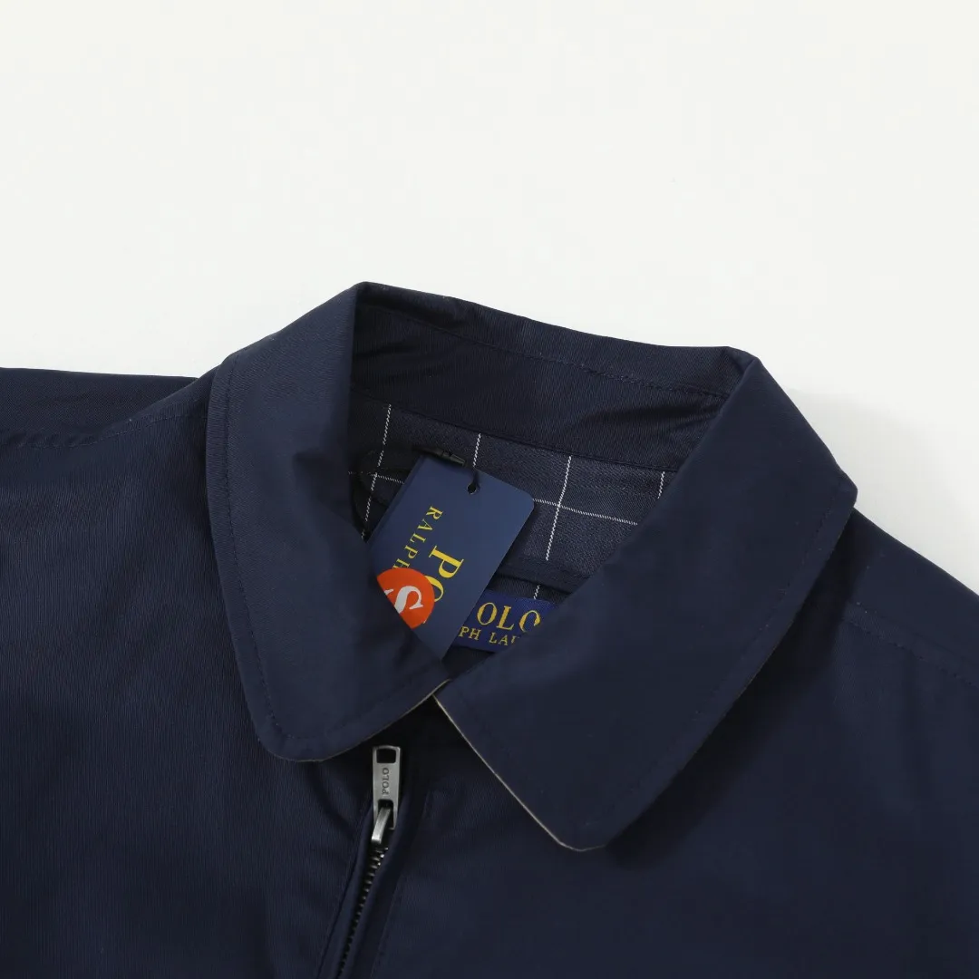 P350 #R25 Ralph Lauren/Ralph Lauren classic unisex old cadre zipper jacket RL12168 Same style as Yi Mengling Item number: RL12168 Recommended by many fashion bloggers, the Harrington jacket's lapel zipper windproof design perfectly blends casual style with street trend elements, making it very suitable for neutral wear. The fabric texture of the jacket is excellent and comfortable to wear. It is a very versatile and trendy jacket. Original development, 100% pure cotton fabric, exquisite embroidery, evergreen style for all seasons, feel free to buy it, retro will never go out of style!  Color: Khaki Black Navy Dark Green Brown Size: S/M/L/XL Length: 68/70/72/74 Bust: 128/132/136/140 Shoulder Width: 52/53/54/55